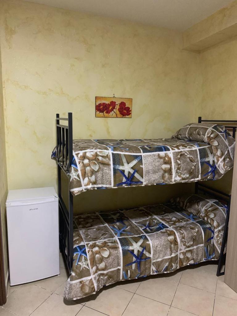 Airport Bedroom House Катания Екстериор снимка