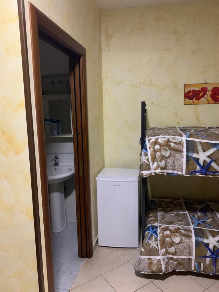 Airport Bedroom House Катания Екстериор снимка